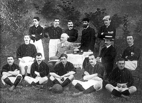 Milan's 1901 championship-winning squad posed in three rows, with Herbert Kilpin among the named players alongside Kurt Lies, Catullo Gadda and Hoberlin Hoode.