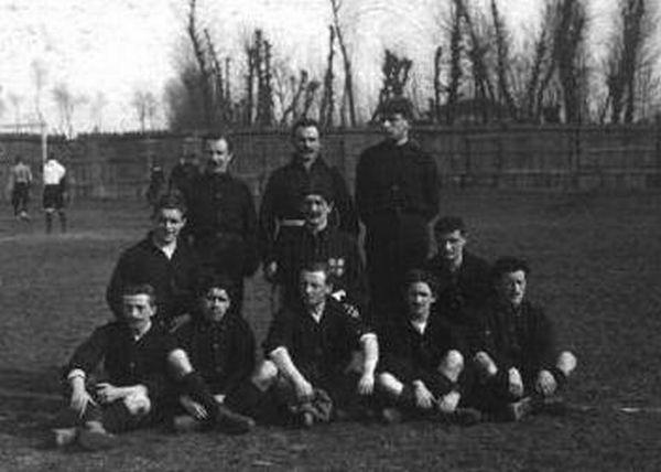 The Milan Foot-Ball and Cricket Club squad photographed during the 1904-05 season.