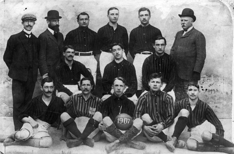 An A.C. Milan line-up from 1907, the season the rossoneri claimed their third Italian championship.