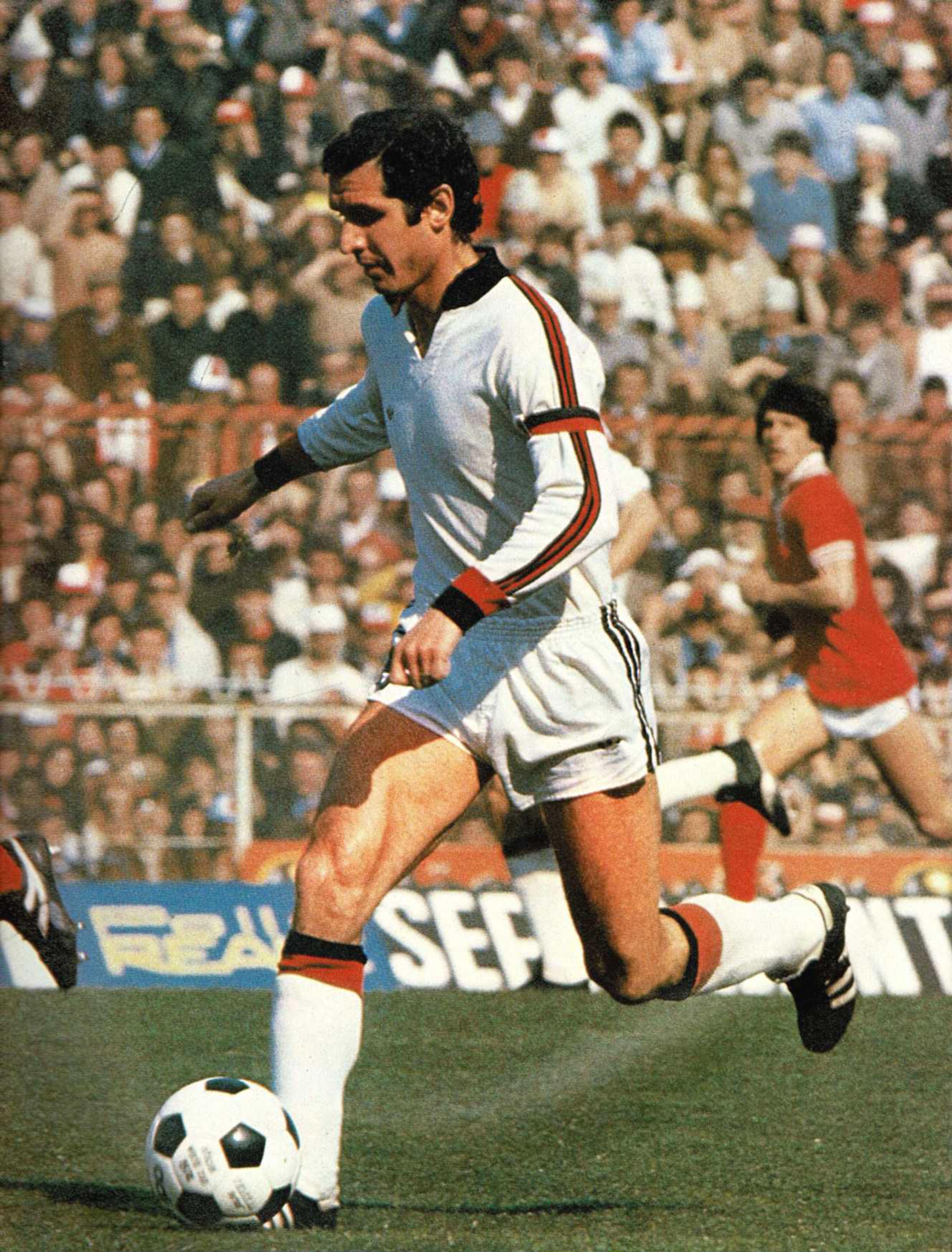 Stadio Renato Curi, 8 April 1979: Alberto Bigon, wearing the captain's band on Milan's white change shirt, drives forward during Perugia-Milan 1-1, matchday 25 of Serie A 1978-79. A point apiece in the duel with Castagner's unbeaten Perugia — the result that kept Liedholm's Milan on course for the tenth scudetto, clinched at San Siro four weeks later.