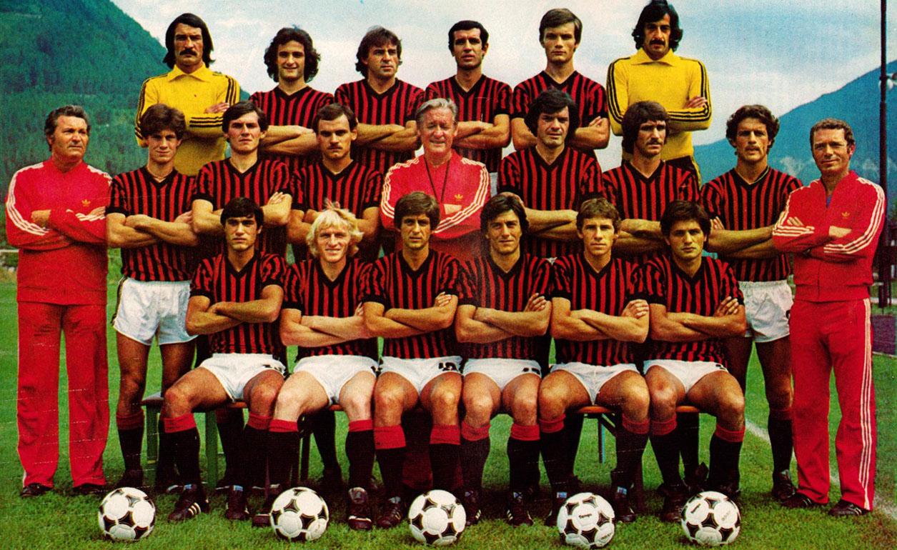 Vipiteno, summer 1978: the squad that would win the Scudetto della Stella poses at the pre-season retreat. Nils Liedholm sits at the centre in red; around him Albertosi, Capello, Bigon, Maldera, Collovati, Novellino, Buriani, Antonelli, an 18-year-old Franco Baresi — and Gianni Rivera, entering his twentieth and final season, the captain who would carry the tenth scudetto and its star off into retirement in 1979.