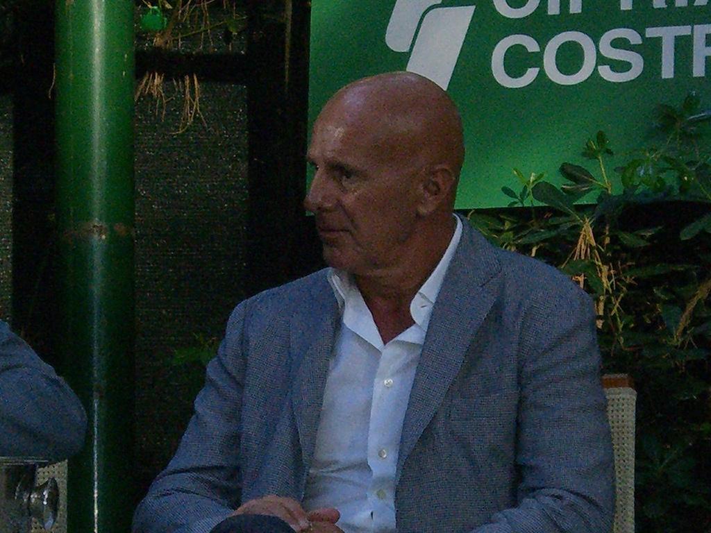 Arrigo Sacchi, the shoe salesman from Fusignano who never played the game and rebuilt it anyway — photographed in 2007. In 1990 he stood at the summit: back-to-back European Cups (1989, 1990), the pressing 4-4-2 that made his Milan gli Immortali, and a season away from the tensions that would end his revolution.