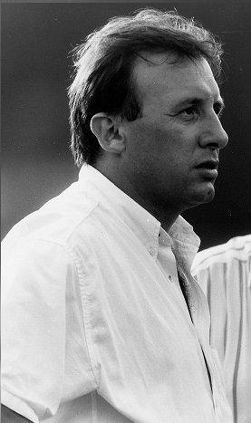 A young Alberto Zaccheroni on the touchline at Baracca Lugo, late 1980s — the provincial climber who never played a professional match. A decade on, in the summer of 1998, he walked into a tenth-placed Milan from Udinese with his unorthodox 3-4-3 and two trusted men, Bierhoff and Helveg, and pointed the centenary season toward the 16th scudetto.