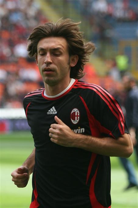 Andrea Pirlo warming up in rossonero. Ancelotti dropped him to the base of the diamond as a deep-lying regista — the move that turned a discarded trequartista into the metronome of the 2003 side.