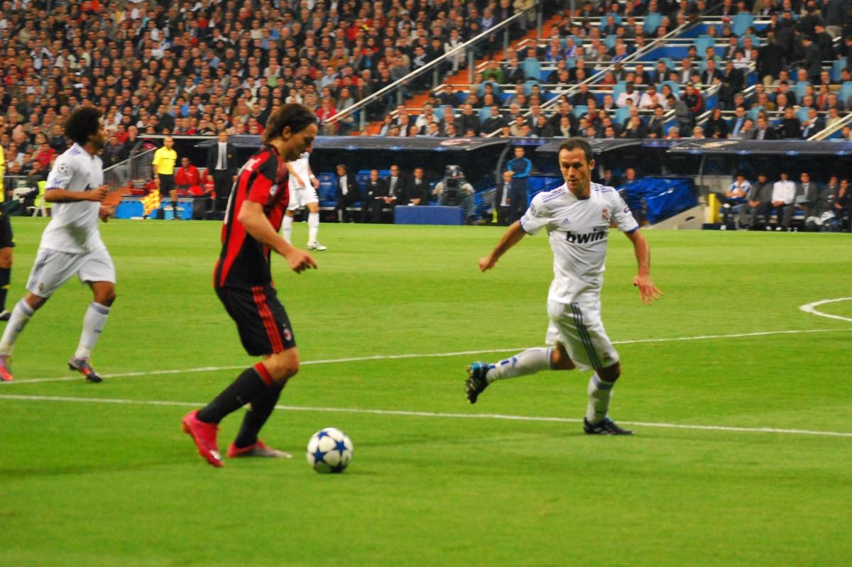 Zlatan Ibrahimović on the ball in the rossonero shirt, closed down by Ricardo Carvalho at the Bernabéu, 19 October 2010 — the Swede who would take the 2011-12 Capocannoniere with 28 league goals before being sold to Paris Saint-Germain in July 2012.