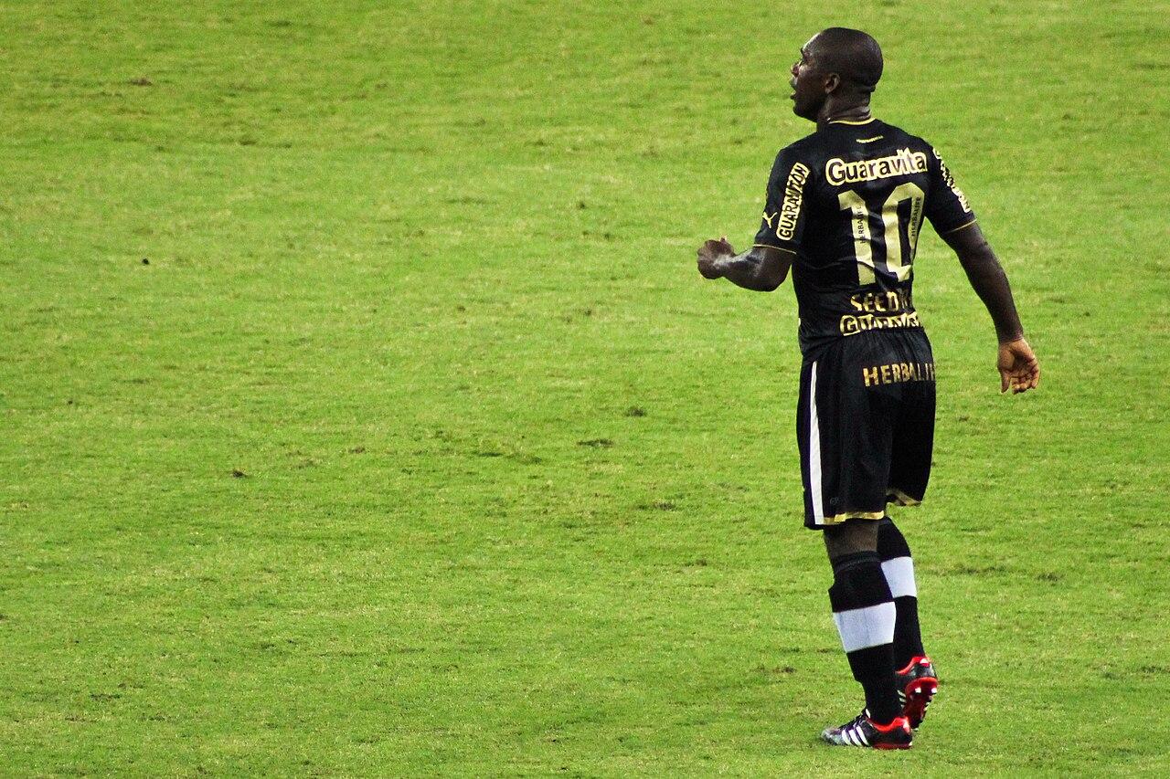 Clarence Seedorf in the black and gold of Botafogo, October 2013 — three months before he hung up his boots in Rio and walked back into Milanello as the club's head coach in January 2014.