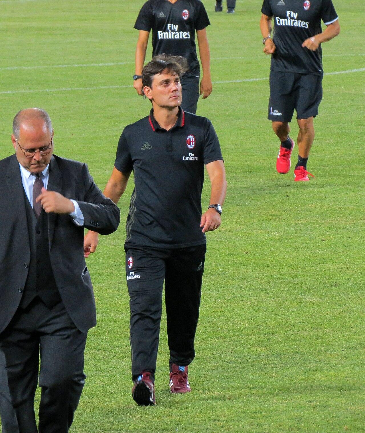 Vincenzo Montella on the Soldier Field turf in Chicago, 27 July 2016, during Milan's 3-3 draw with Bayern Munich at the International Champions Cup — won 5-3 on penalties. Appointed that June after Sinisa Mihajlovic's sacking and Cristian Brocchi's caretaker weeks, l'Aeroplanino inherited a club that had finished seventh and lost the Coppa Italia final to Juventus in extra time. This American pre-season was his first work in the black-and-red tracksuit.