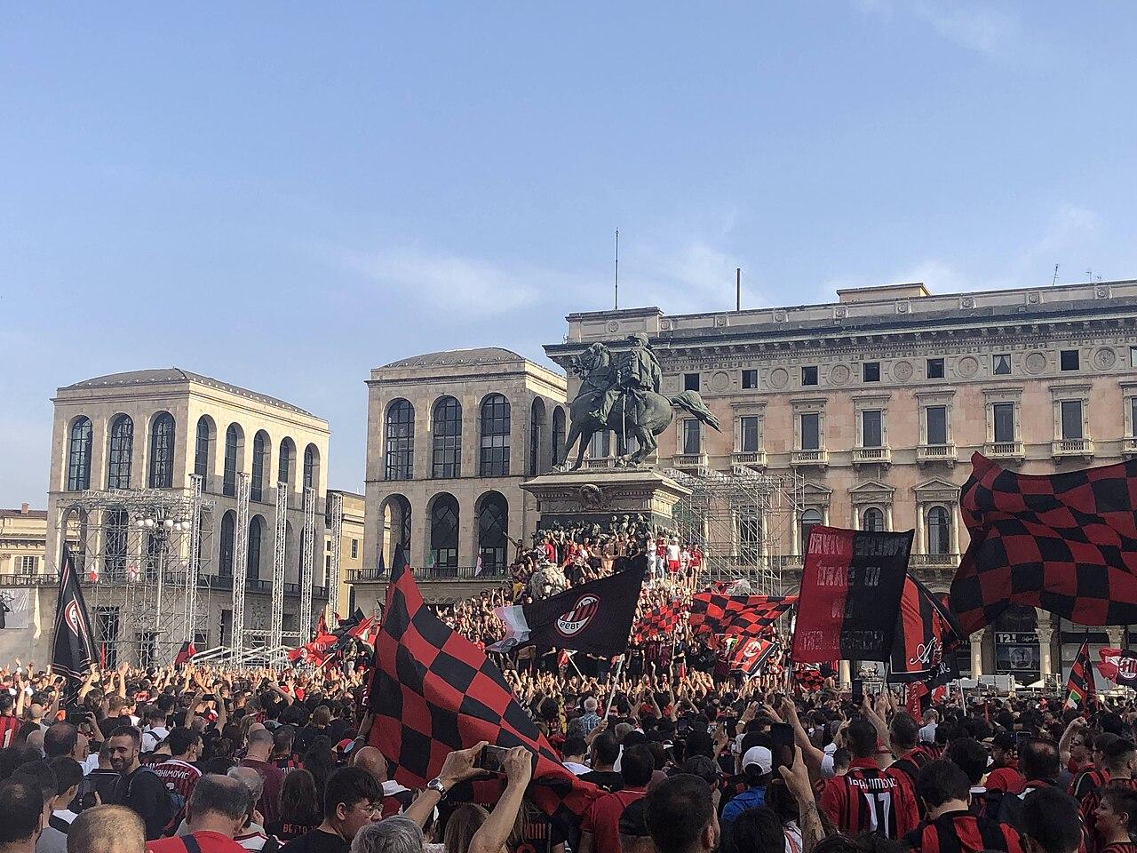 Milanisti fill Piazza del Duomo on 23 May 2022, the day after the 3-0 at Sassuolo — the nineteenth scudetto carried back into the city for the first time in eleven years.