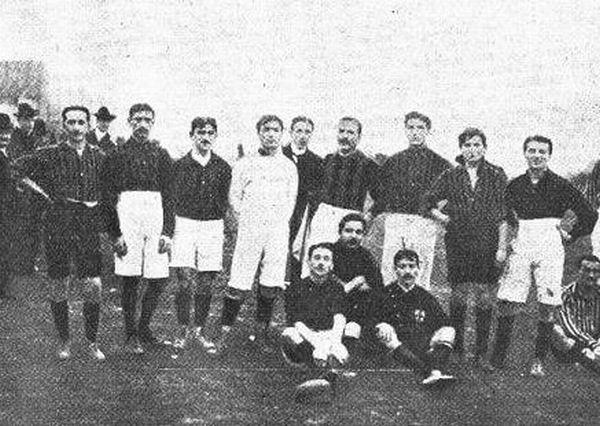 The A.C. Milan squad of the 1908-09 season — the first campaign after the March 1908 split that saw dissident members leave to found Internazionale.