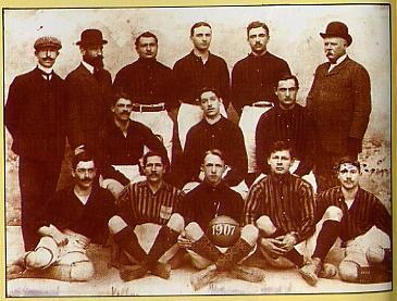 Milan, Italian champions of 1907, circa 1907 — captain Herbert Kilpin front and centre, with coach Daniele Angeloni and president Alfred Edwards among the thirteen pictured.