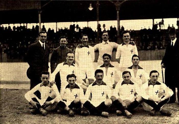 The Milan Foot-Ball and Cricket Club squad of the 1914-15 season, photographed in 1914 in their white change kits — the last championship season before the Great War halted Italian football. Standing: C. Stabilini (technical commission), Ernesto Morandi, Marco Sala, Luigi Barbieri, Amilcare Pizzi; kneeling: Alessandro Scarioni, Francesco Soldera, Cesare Lovati; seated: A. Greppi, Romolo Ferrario, Gino Mosca, Louis Van Hege, Carlo Bozzi.