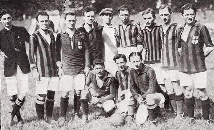 The Milan team of the wartime 1916-17 season, in a photograph dated 1916 — players in the red-and-black stripes wearing the cross-of-St-George shield, from the years when the official championship was suspended and the club played regional wartime cups.