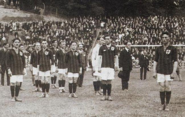 The Milan team lined up before a match in the 1918-19 season — the photograph is dated 1918, the club's first autumn of football after the Armistice.