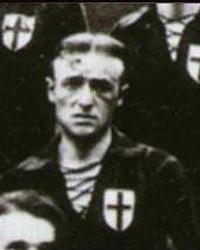 Amedeo Varese, the surprise bomber of 1919 — he debuted in the 5-2 Coppa Mauro derby win over Inter on 16 February 1919 and finished capocannoniere of the resumed 1919-20 championship (detail from a 1918-19 squad photograph, Milan's wartime cross-shield shirt).