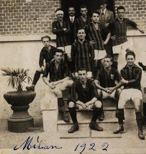The A.C. Milan side of 1921-22, photographed in 1922 — the schism season, played in the breakaway CCI's Prima Divisione, which Milan finished 9th of 12 in Girone A.