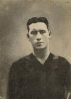 Mariano Tansini in Milan colours on a 1920s chocolate collector card — his quick-fire double against Brescia on 6 October 1929 swung Milan's first-ever Serie A match, won 4-1 at San Siro.
