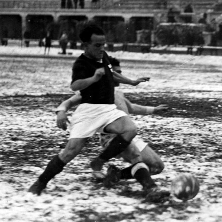 Mario Magnozzi in Milan colours at San Siro — the Livorno legend and Italy international arrived at Milan in the summer of 1930; pictured in action against Lazio on 25 January 1933, the closest surviving photograph of him in a Milan shirt.
