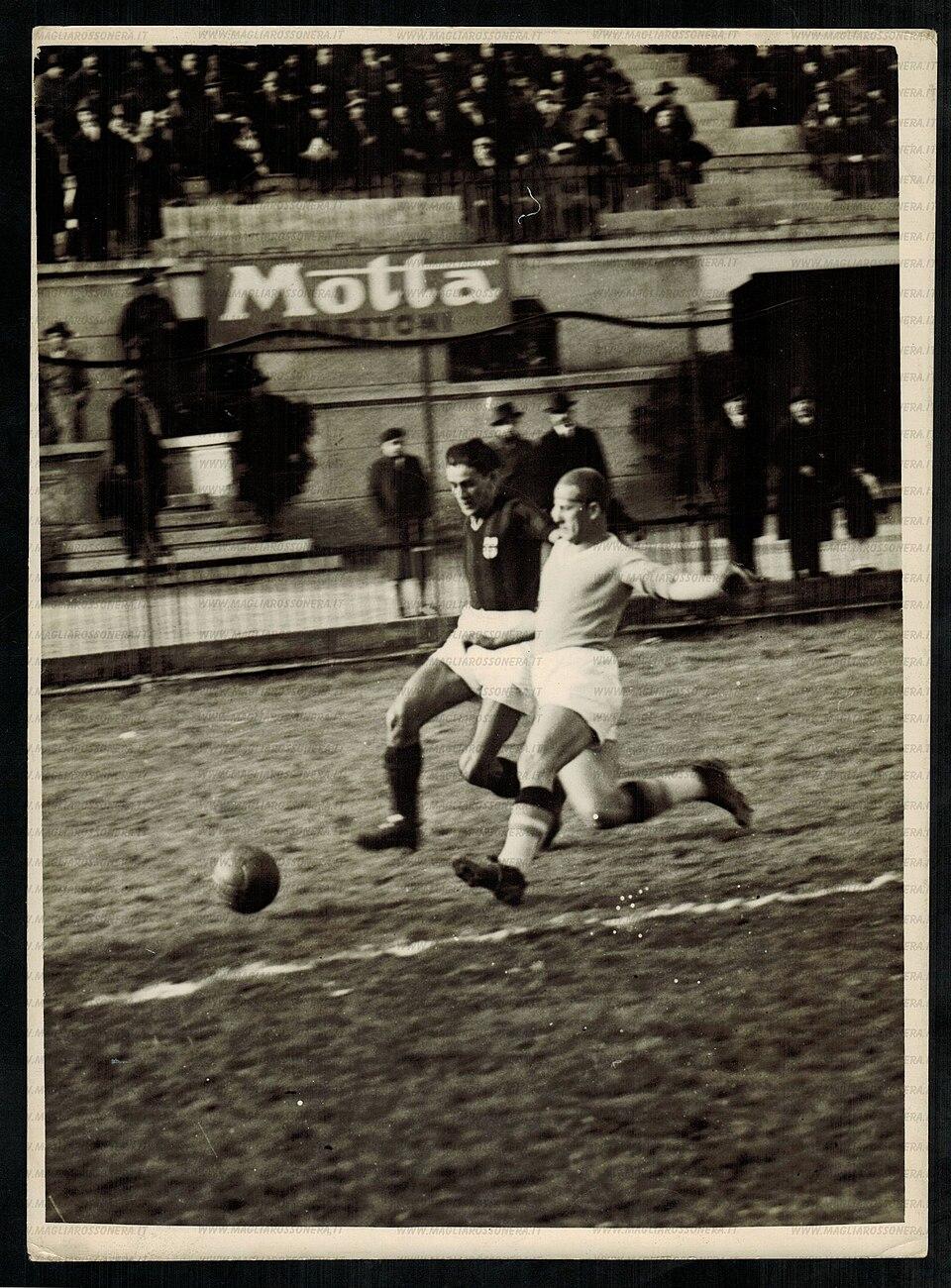 Pietro Arcari (Arcari III) in action at San Siro — the winger arrived at Milan in 1932 and became one of the club's most reliable scorers of the decade (period photograph, 1930s).