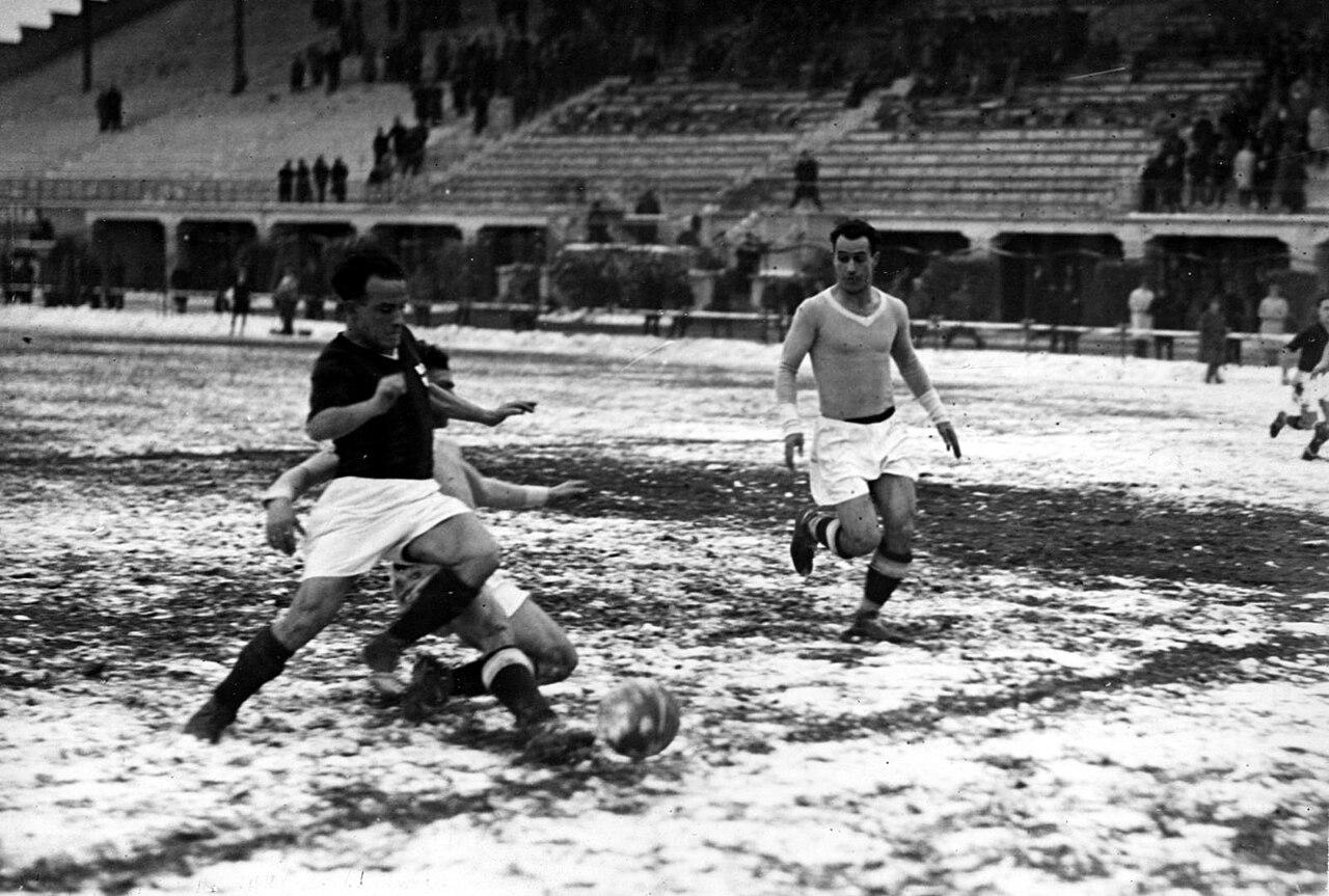 Mario Magnozzi leads the Milan attack against Lazio's massed defence, 25 January 1933 (1932-33 Serie A) — the veteran livornese forward was the spearhead of Milan's early-thirties side.