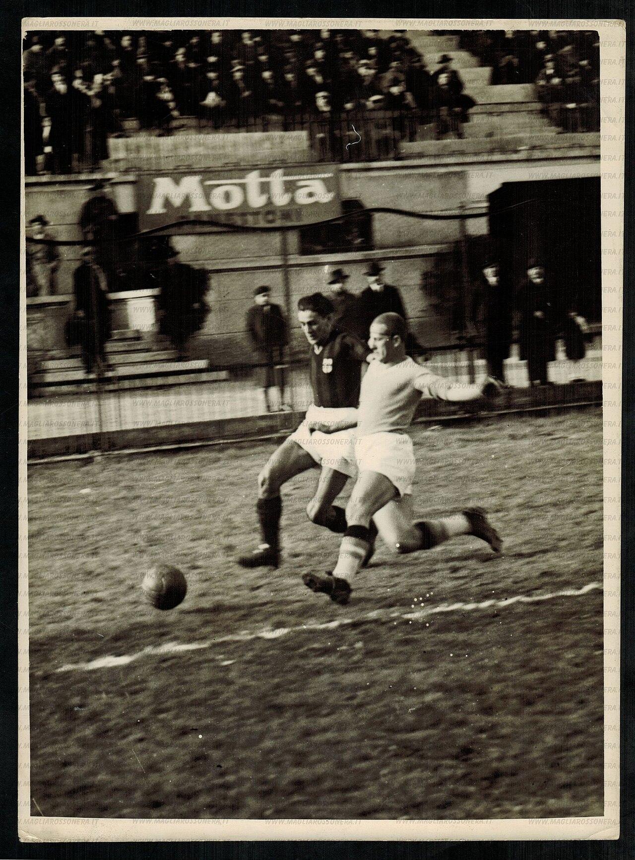 Pietro Arcari in action at San Siro in the 1930s — the winger arrived at Milan in 1933 and became the attacking spark of the mid-decade sides.