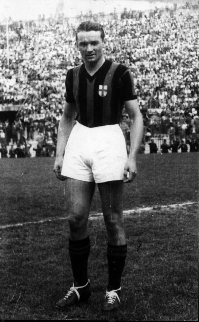Aldo Boffi in Milan's stripes before a packed San Siro, photographed between 1936 and 1944 — the striker who arrived in 1936 and grew into the rossoneri's great goalscorer of the era, three times Serie A's capocannoniere.