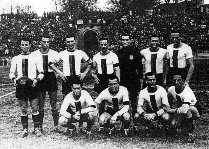 A Milano line-up of the 1942-43 season posing inside the Arena Civica — the last full national championship before the war split Italy in two and football with it.