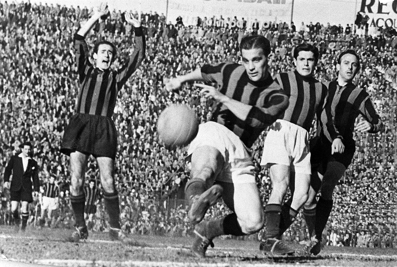 San Siro, 25 March 1951: Gunnar Nordahl scores the decisive goal in the derby, Inter 0-1 Milan, matchday 29 of the 1950-51 scudetto season.