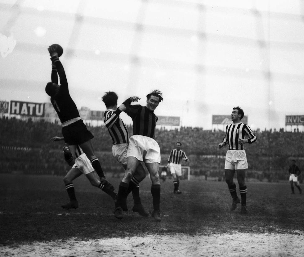 Turin, 7 December 1952: Juventus goalkeeper Giovanni Viola smothers a shot from Nils Liedholm at the Comunale — Milan won 3-0 on matchday 12 of the 1952-53 Serie A.