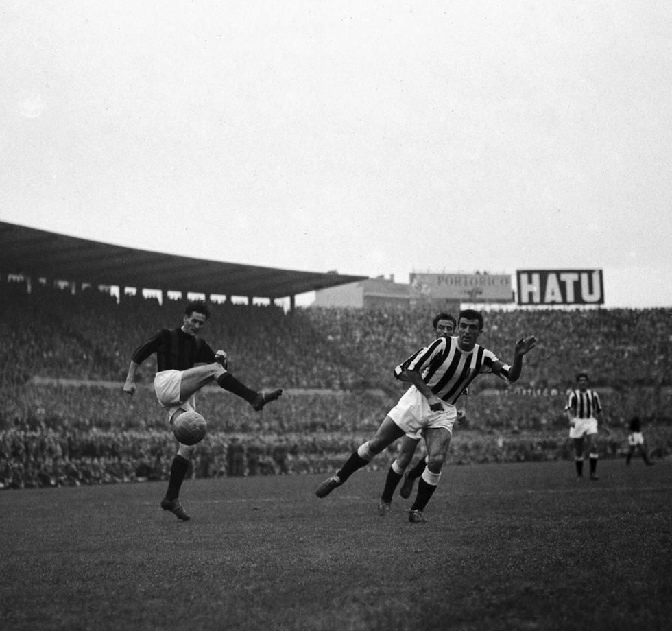 Nils Liedholm shoots past Juventus captain Carlo Parola at the Comunale in Turin, early 1950s — the Gre-No-Li era in full flight.