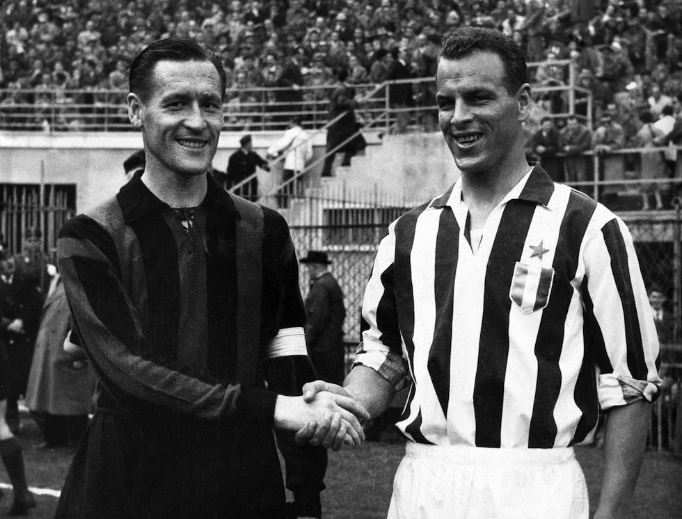 Milan captain Nils Liedholm shakes hands with Juventus forward John Charles at San Siro during the 1958-59 Serie A season — the campaign that ended with Milan's seventh scudetto.
