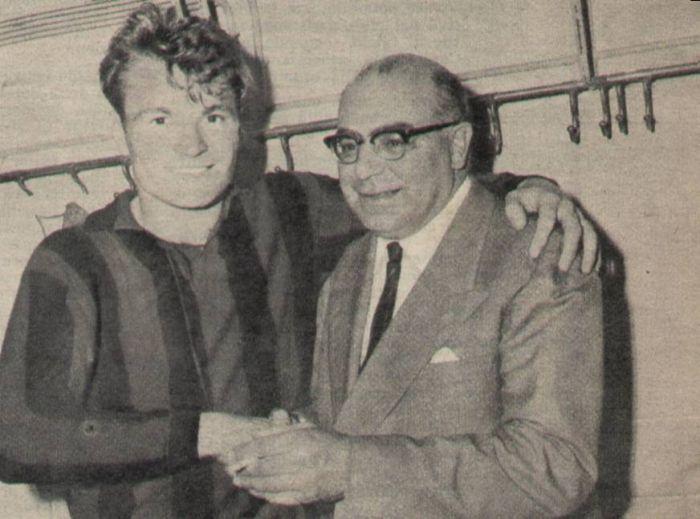 President Andrea Rizzoli embraces José Altafini in the dressing room after the 7-0 demolition of Udinese that sealed the 1958-59 scudetto. The young Brazilian, signed after the 1958 World Cup, was the championship's revelation.