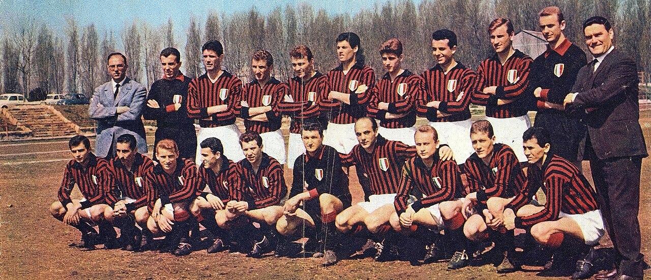The commemorative photograph of Milan's 1961-62 first-team squad for the club's eighth scudetto — Nereo Rocco's first title on the rossoneri bench, published in the Corriere dei Piccoli in April 1962.