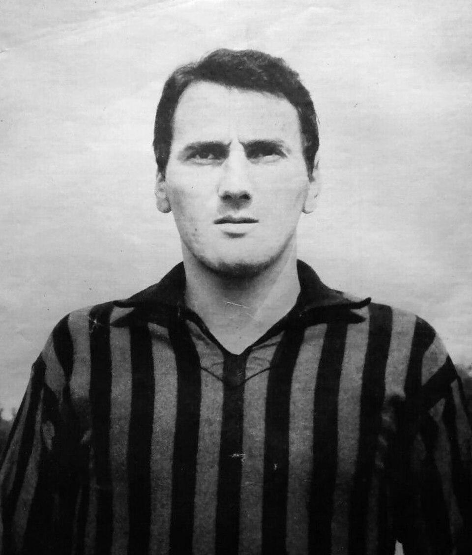 Giuliano Fortunato in rossonero in the second half of 1966, from the back cover of Forza Milan! (No. 37, November 1966) — a face of the transitional 1966-67 squad in the season before Nereo Rocco's return.