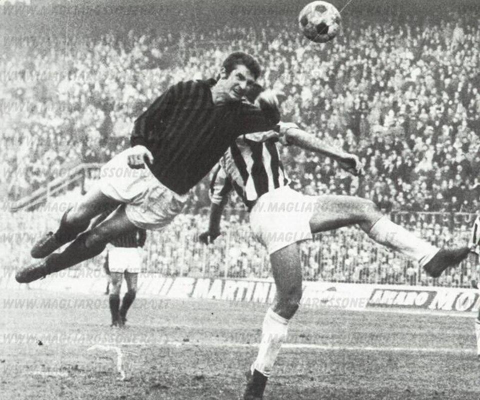 Angelo Benedicto Sormani strikes Milan's equaliser against Juventus at San Siro, 19 December 1965 — Milan won 2-1 on matchday 13 of the 1965-66 Serie A season.
