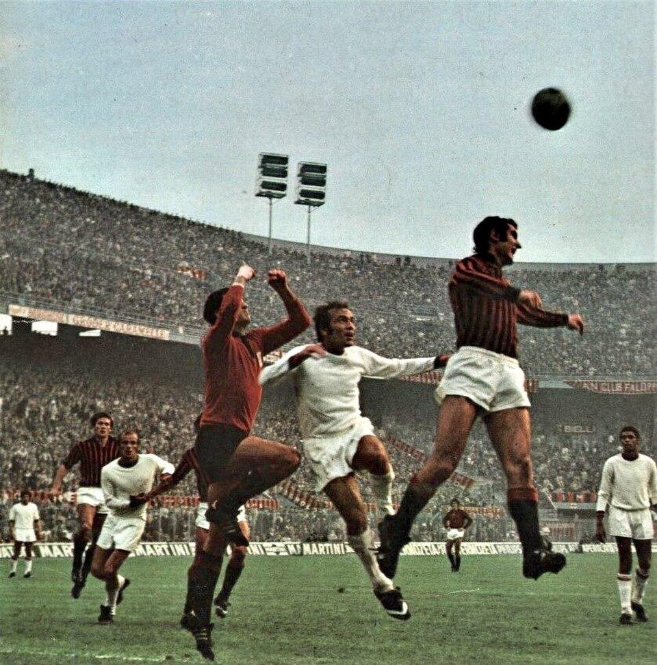 Alberto Bigon climbs for a header against Cagliari goalkeeper Enrico Albertosi at San Siro, 14 November 1971 — Milan 0, Cagliari 0, Matchday 6 of Serie A 1971-72.