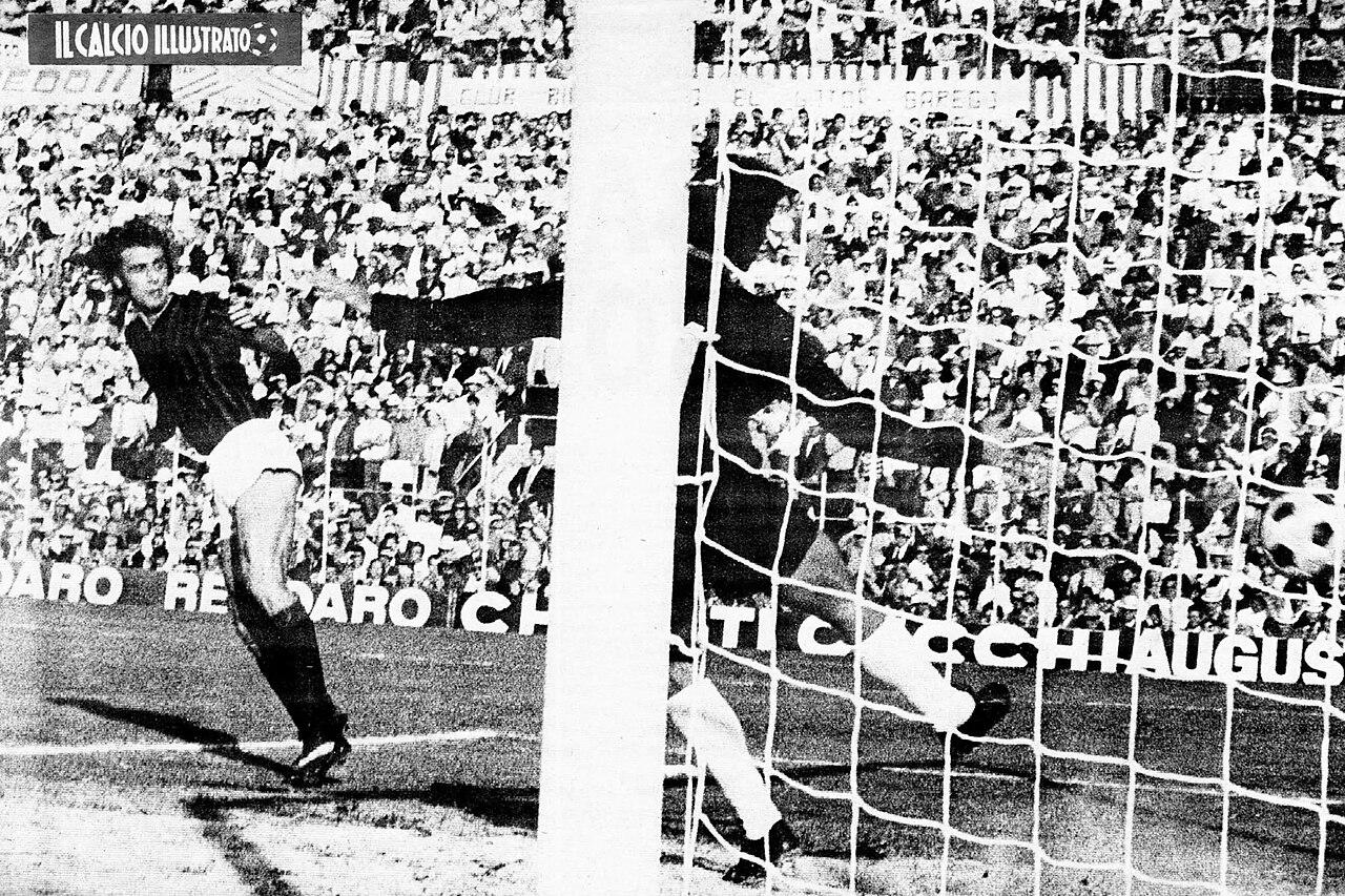 Pierino Prati beats the Vicenza goalkeeper in the 41st minute at the Stadio Romeo Menti, 24 October 1971 — Lanerossi Vicenza 0, Milan 2, Matchday 3 of Serie A 1971-72.