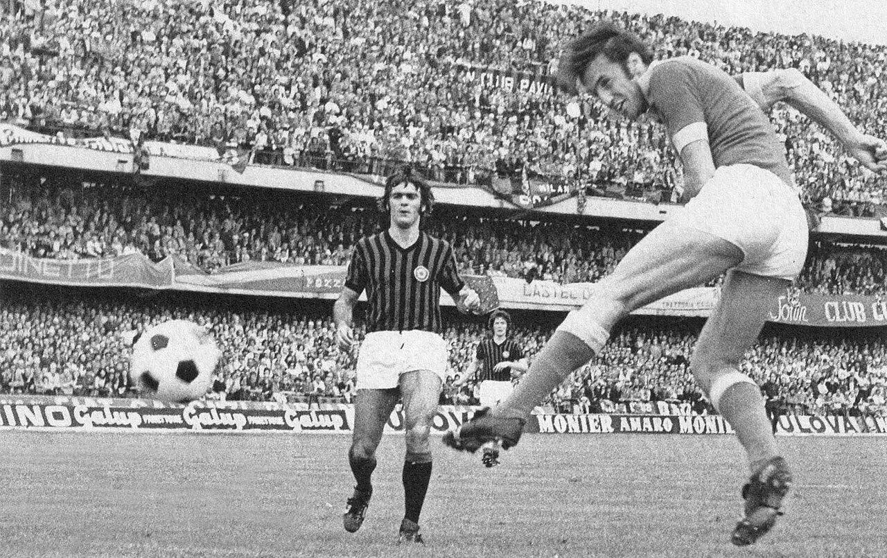 Paolo Sirena scores Verona's opening goal as Giuseppe Sabadini looks on at the Bentegodi, 20 May 1973 — the afternoon of the Fatal Verona: Milan fell 5-3 on the final matchday and the scudetto slipped to Juventus.