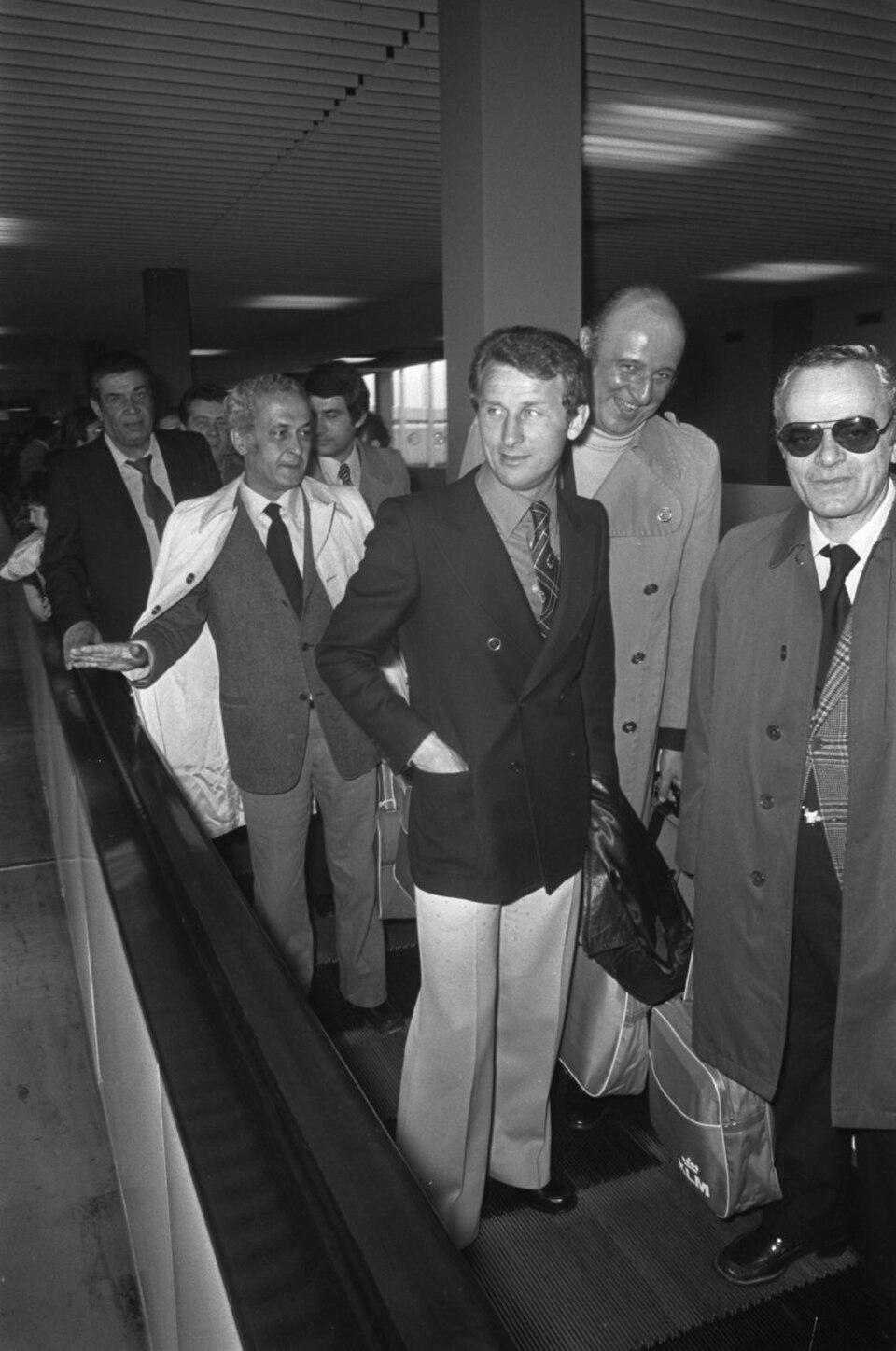 Giovanni Trapattoni — Milan's third coach of a fractured 1973-74 season — arrives at Schiphol airport, 6 May 1974, two days before leading the Rossoneri in the Cup Winners' Cup final against Magdeburg in Rotterdam.