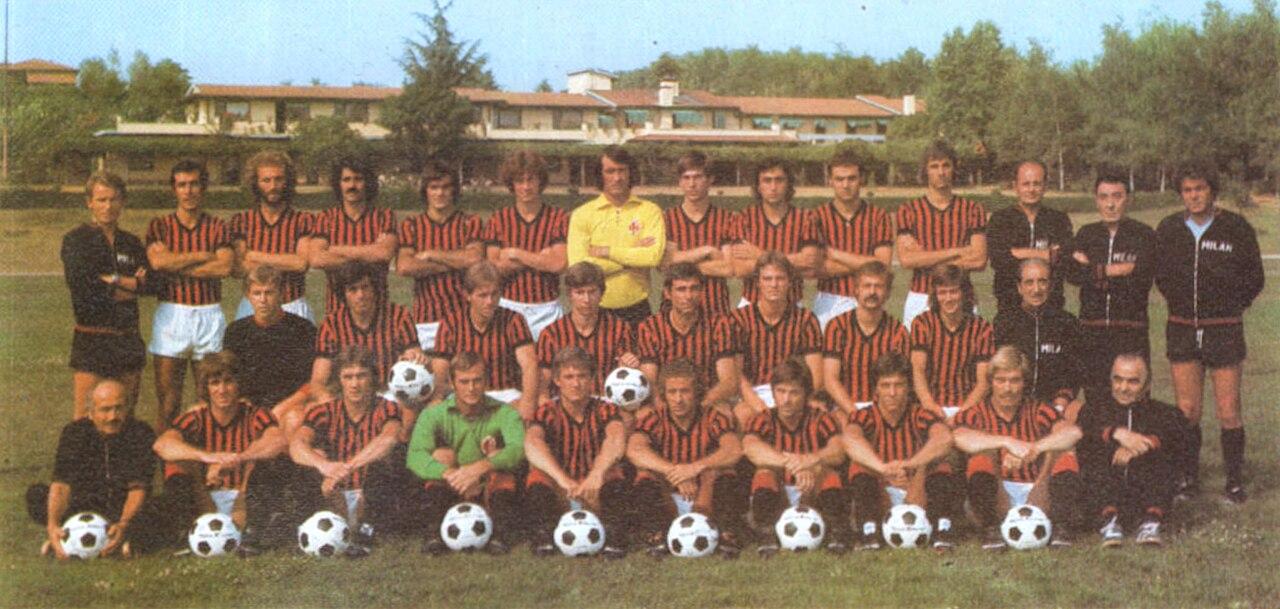 The Milan first-team squad of 1975-76, posing at the Milanello training centre in Carnago during the summer preseason — the side of the Long Decade, still chasing the tenth scudetto and its star.
