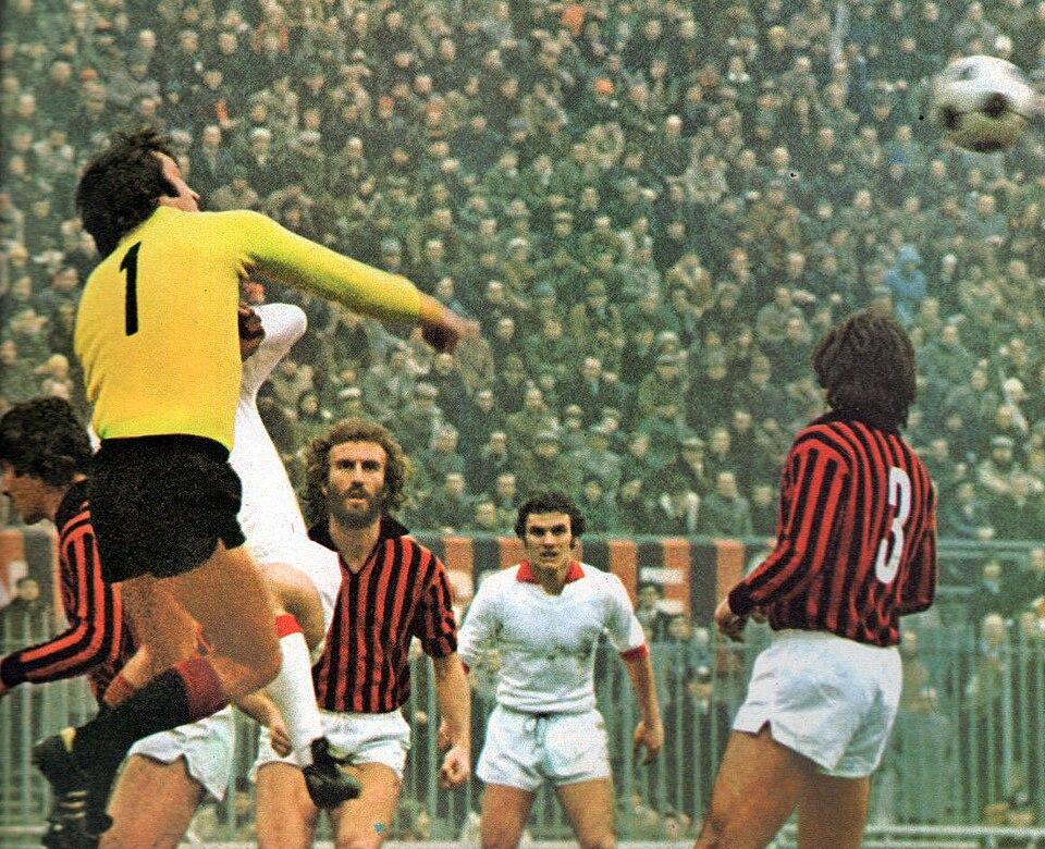 Enrico Albertosi punches clear before a packed San Siro (Milan 4-0 Varese, 12 January 1975) — the veteran goalkeeper of the side that lifted the 1977 Coppa Italia.